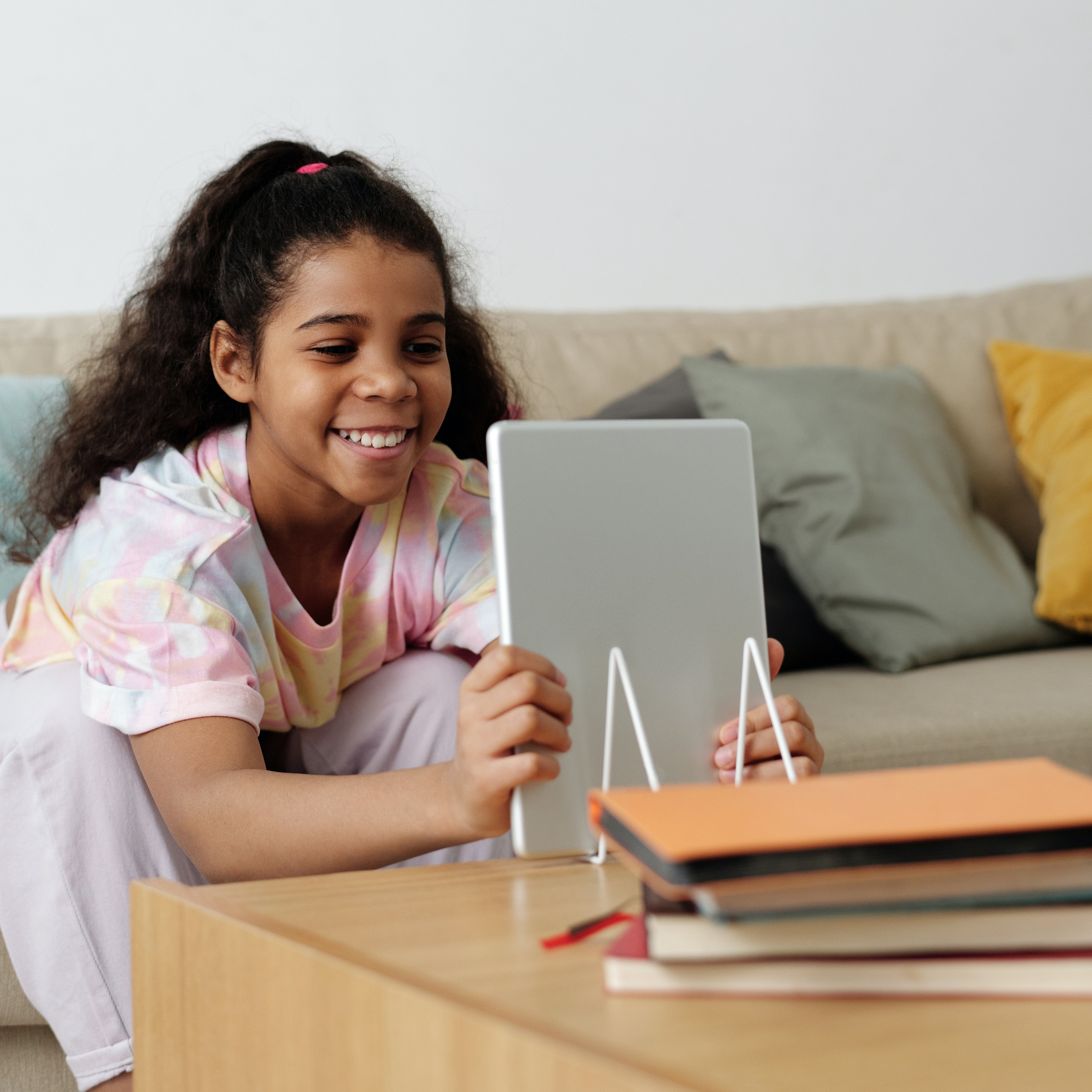 https://www.cassioprof.com/blogue/photo-of-girl-smiling-while-holding-tablet-computer-4144103.jpg