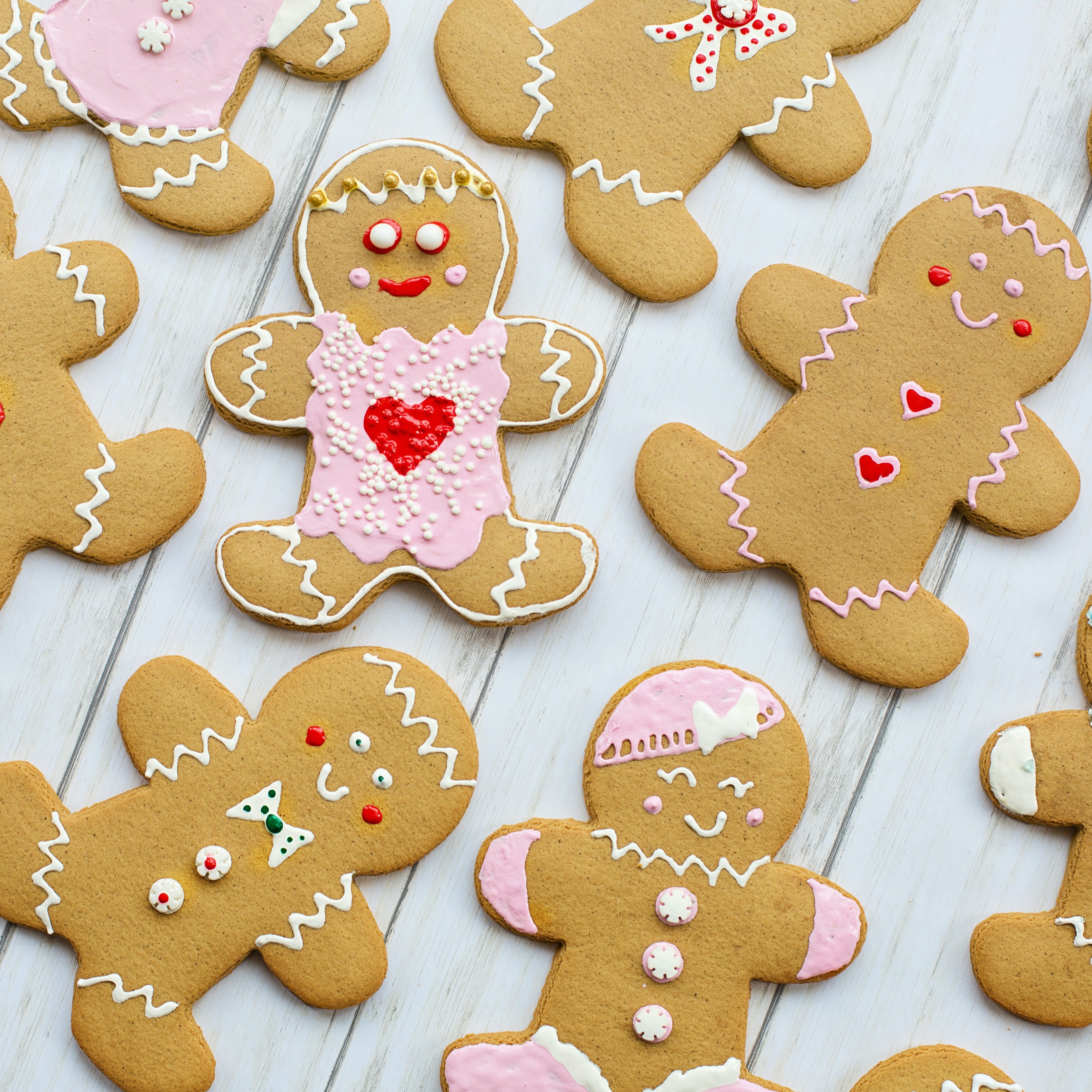 https://www.cassioprof.com/blogue/top-view-of-gingerbread-cookies-laid-flat-on-a-wooden-table-3309805.jpg